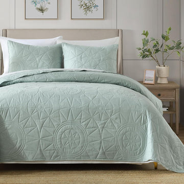Quilt Set (68'' x 86'') - Sage Green Lightweight Microfiber Bedspread with 1 Sham